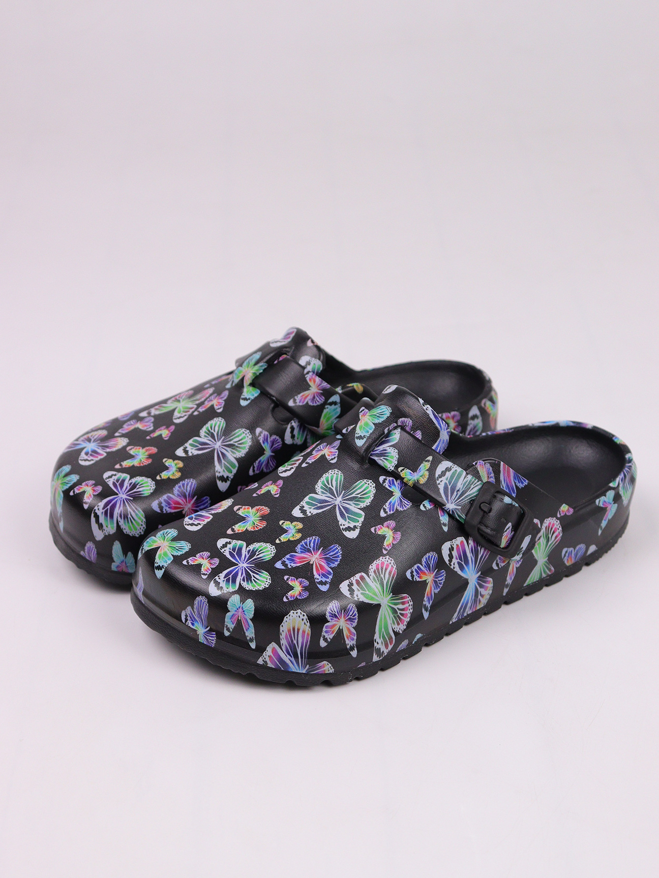 Mariposa negra y morada.