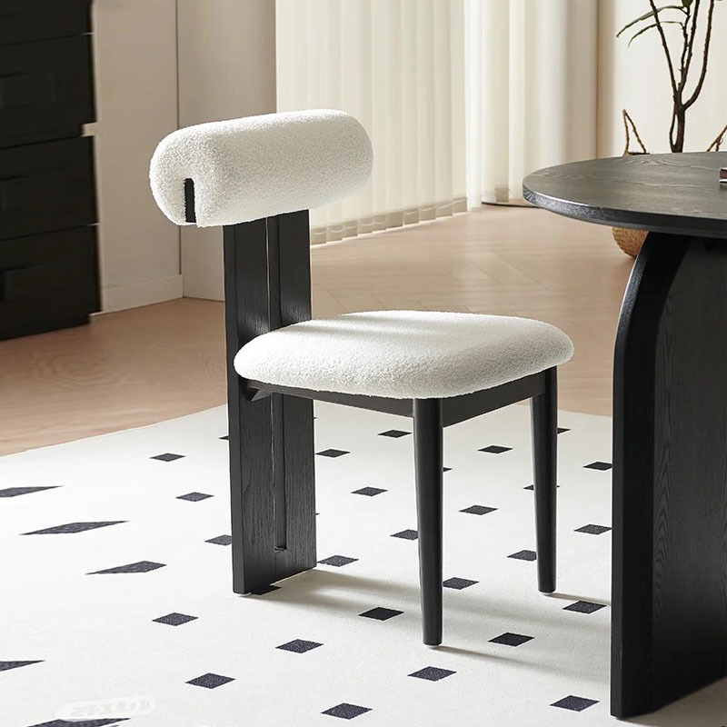 Fauteuil hippopotame noir en laine d'agneau blanche et cendrée.