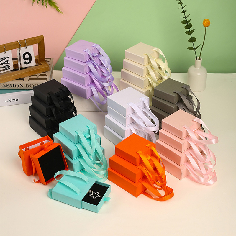 Cassettiera con maniglia