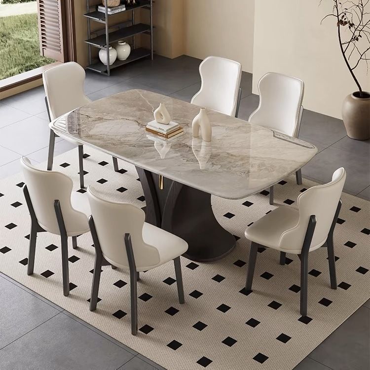Una mesa con seis sillas