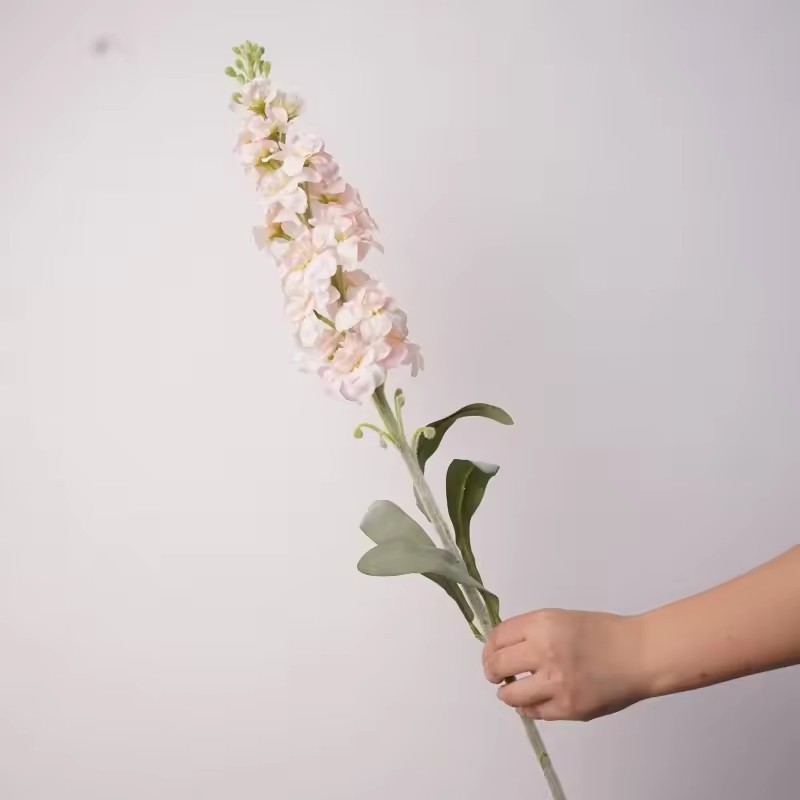 Siente la hidratación en un tono violeta-rosa claro.