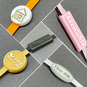 Varias cadenas de etiquetas colgantes de sello de plástico con bloqueo de logotipo en relieve personalizado para etiquetas de ropa cinta de cinta para etiquetado de tela - Product Image 3