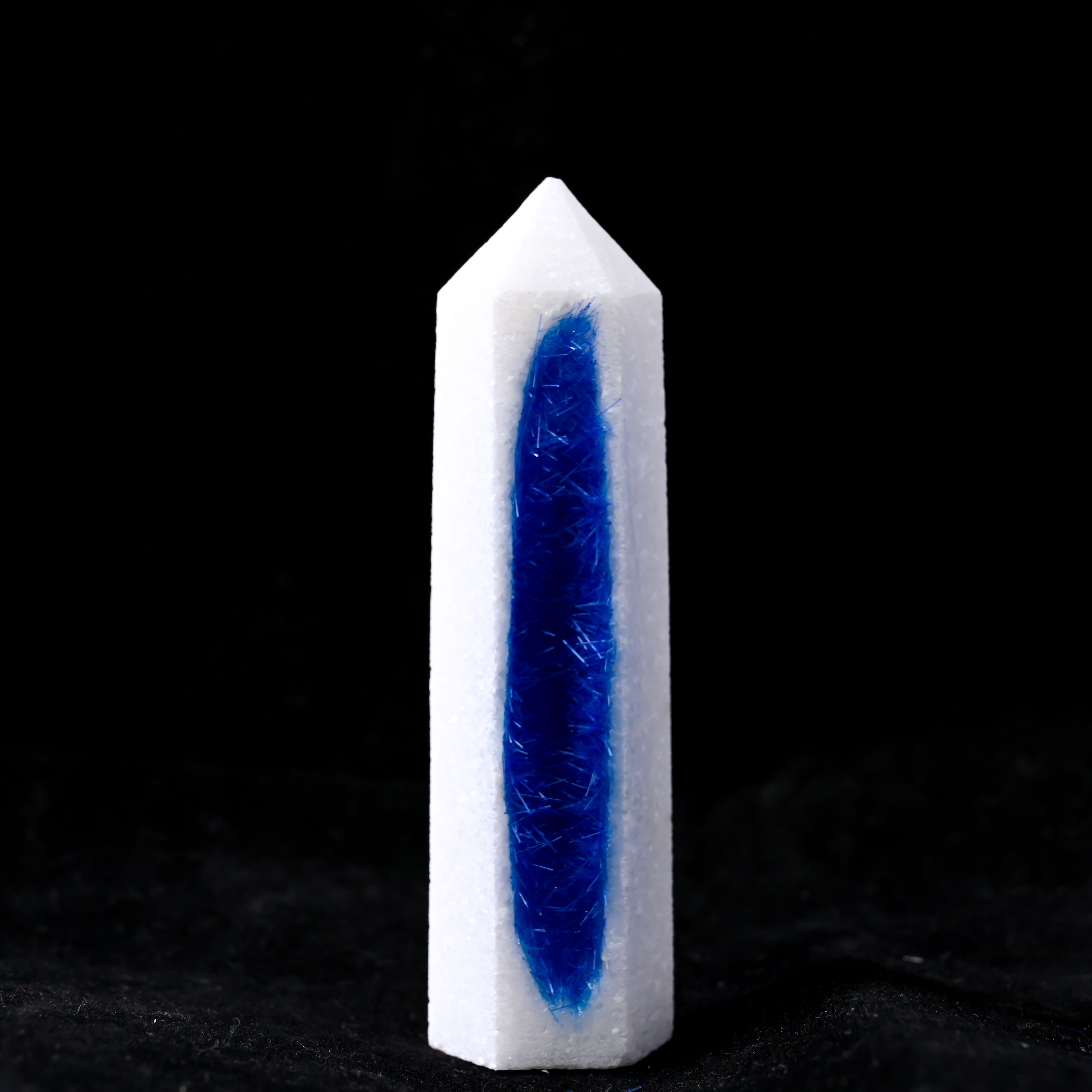 หยกขาวลายเข็มสีน้ำเงิน