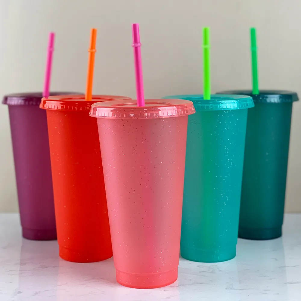 BPA Free 16Oz 24 Oz Sáng Tạo Tái Sử Dụng Sân Vận Động Ly Xách Tay Clod Tumbler Bán Buôn Nhựa Mug Với Rơm