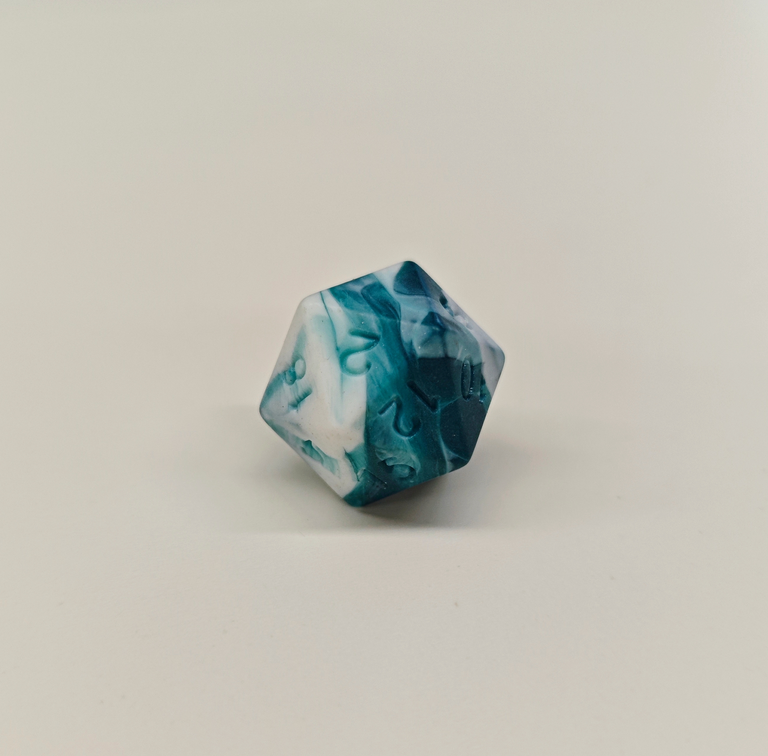 Perle bleue et blanche