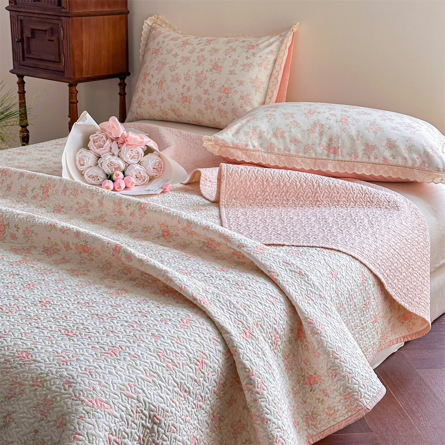 Floral elegance sleep comfort bedspread