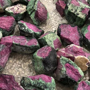 Neuankömmlinge Premium Kristalle Mineralien Roh steine natürliche Rubin Zoisit Roh steine für die Dekors chnitzerei