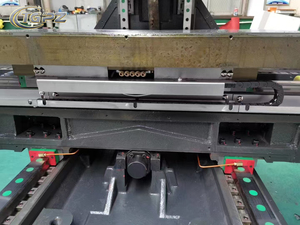 Alüminyum profil BT50 konik kontrollü GSK için özelleştirilmiş VMC1580 ağır tek mil dikey CNC işleme makinesi - Product Image 4