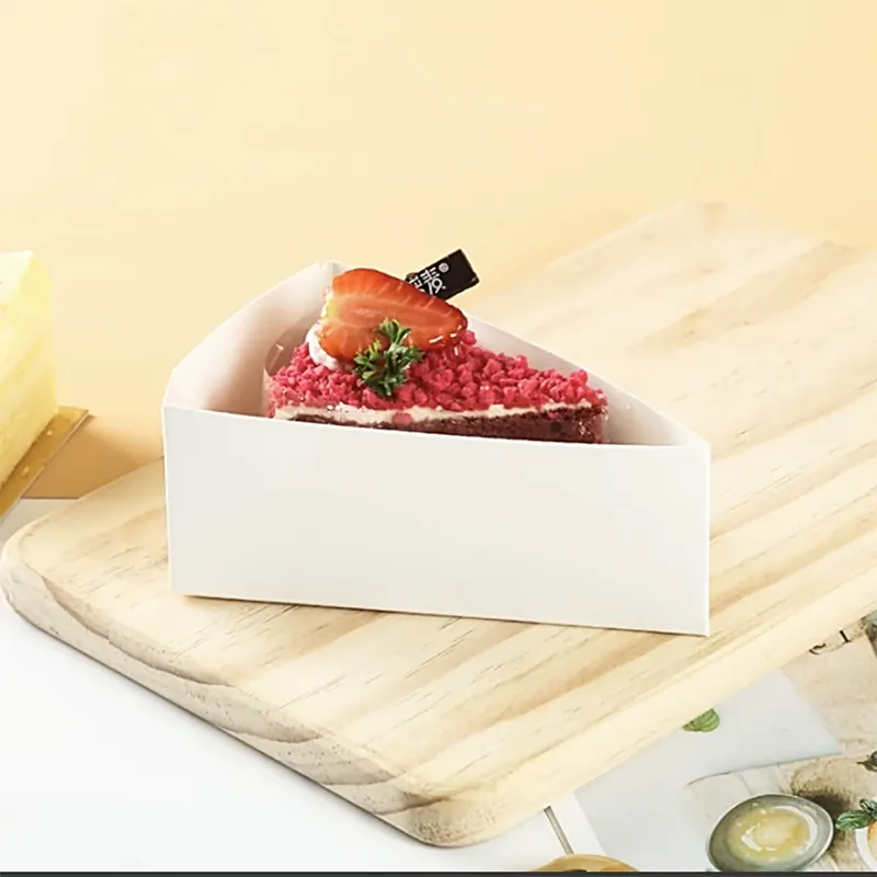 卸売ムースケーキ三角トレイボックス使い捨てホワイトギフト紙箱食品デザートメラロイカパッキングケーキボックス低MOQ
