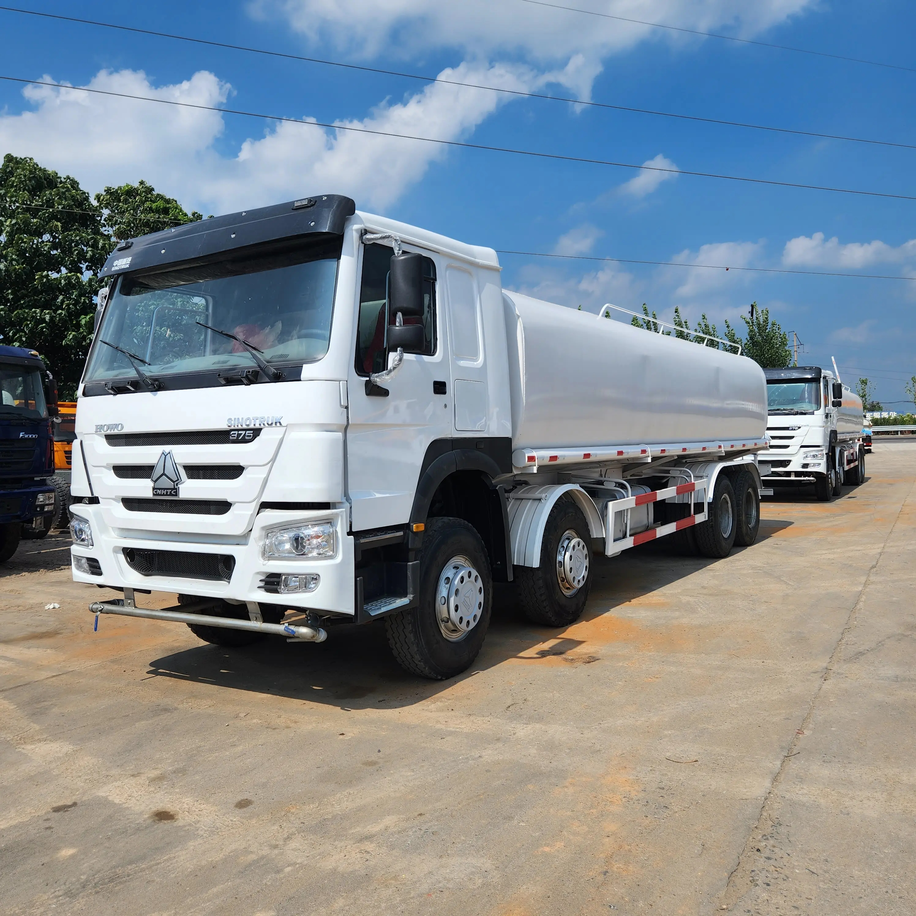 Usado sinotruk howo caminhão aspersor de água chassi 8x4 30cbm sinotruck 375hp caminhão aspersor para venda