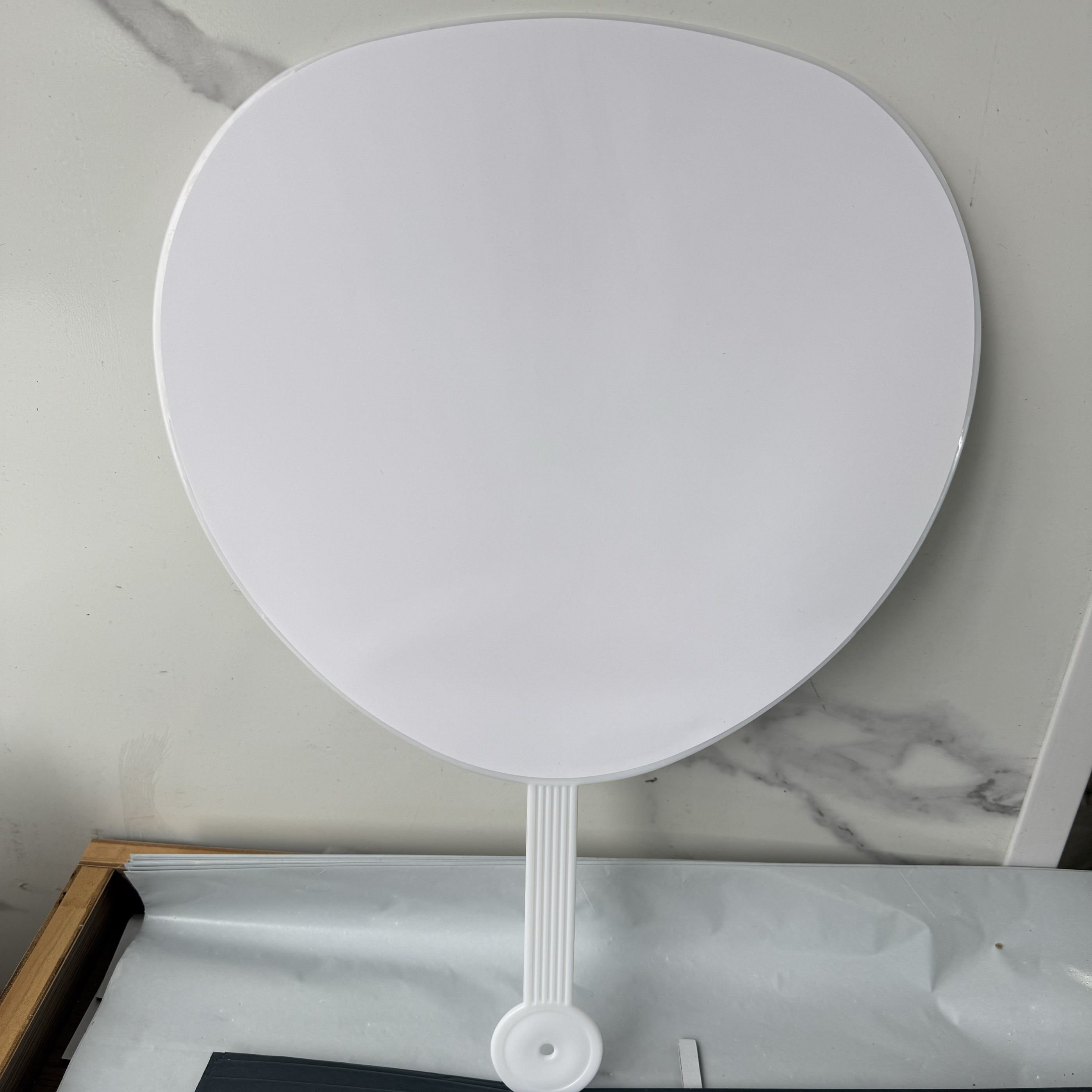 (L2) 1 ventilateur blanc avec des os blancs