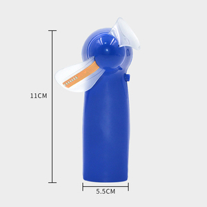 Venta al por mayor portátil mini práctico ventilador de la batería resplandor de desplazamiento LED palabras programable pantalla Led ventilador eléctrico de mano