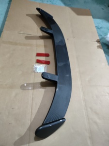 Sıcak satış ABS karbon Fiber arka çatı spoileri tek güverte Sedan gövde evrensel Fit Hatchback arabalar fabrika doğrudan parlak Toyota