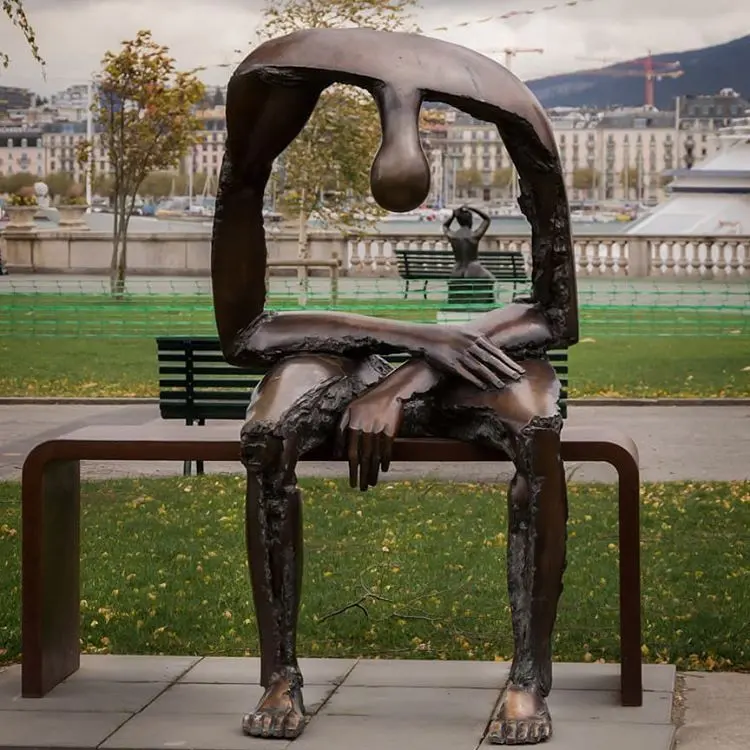 Figurine assise de jardin, sculpture perdue, bronze cuivre, statue abstraite cassée