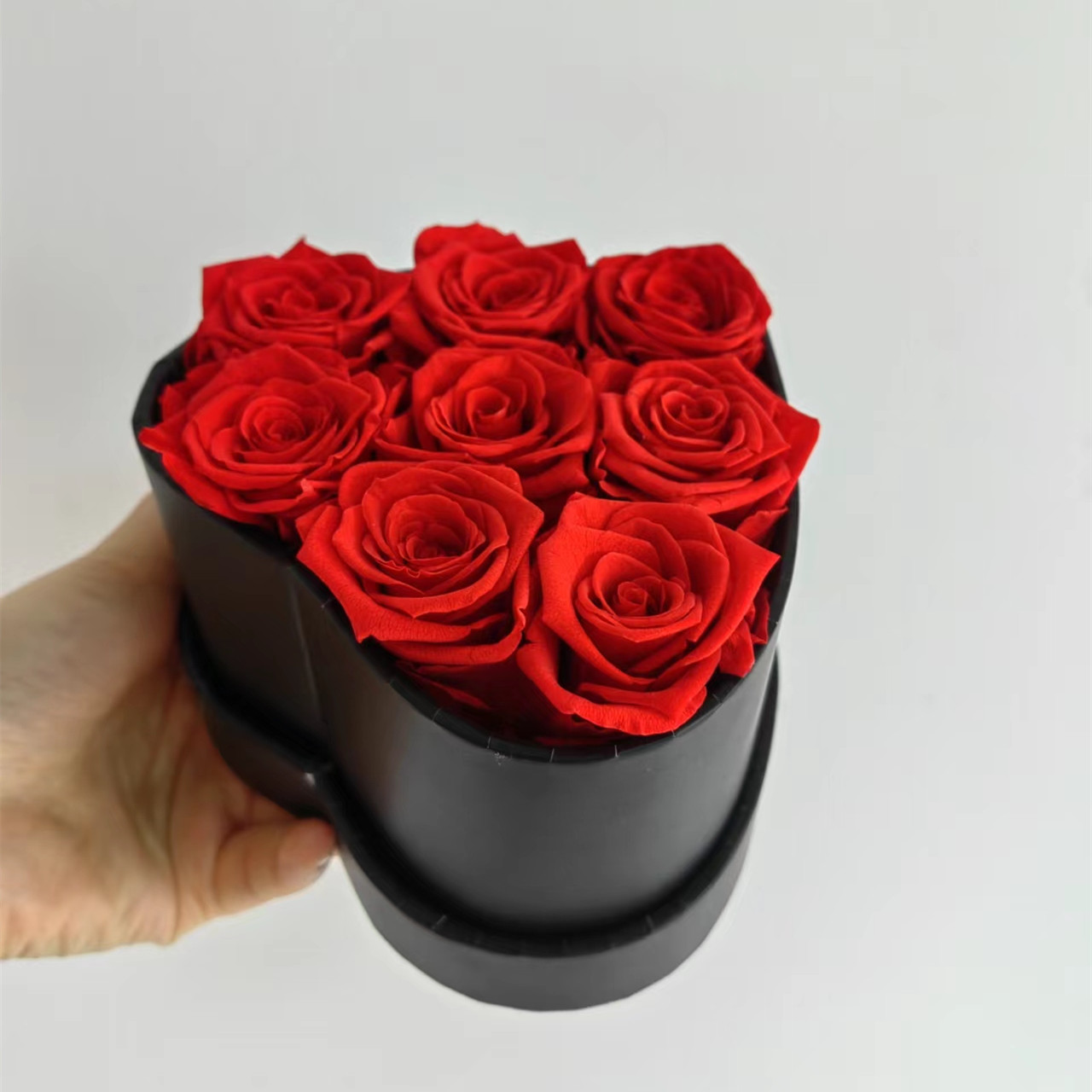 7 roses dans une boîte en forme de coeur