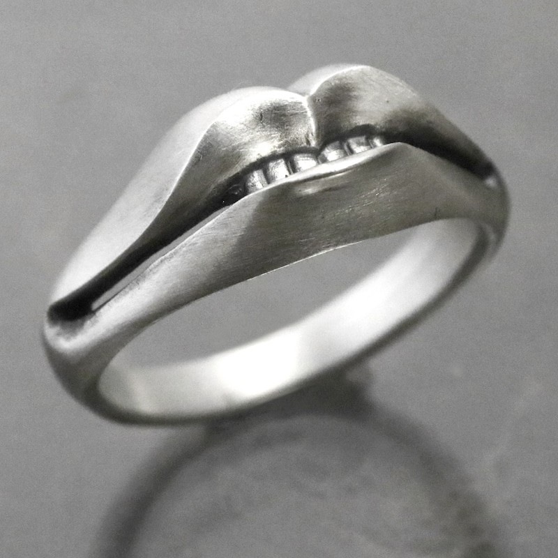 Anillo lustroso de plata antigua Tj-1868