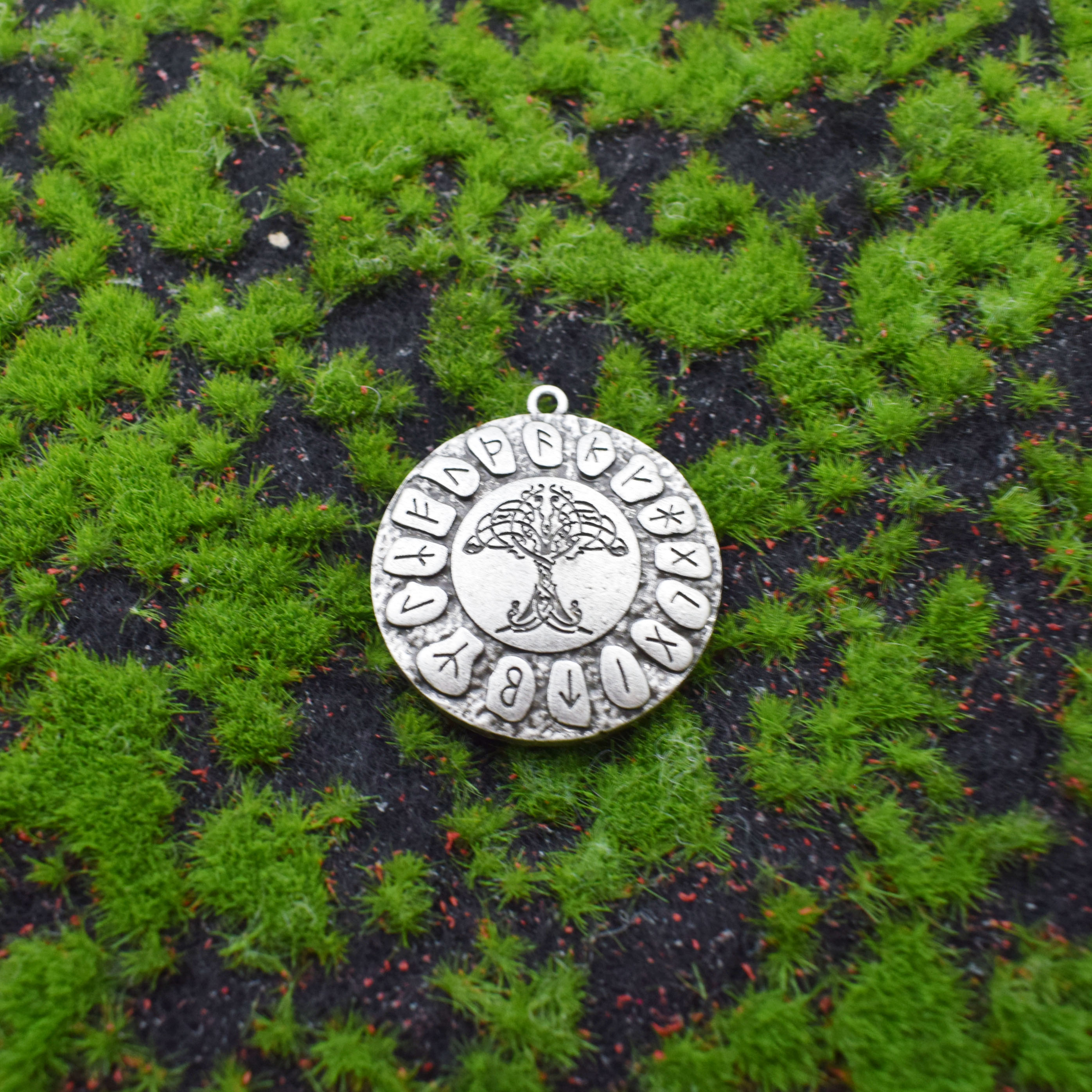 Pendentif arbre cercle de runes