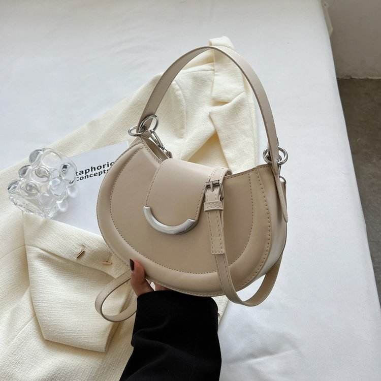 สีกากีเชิ๊ต