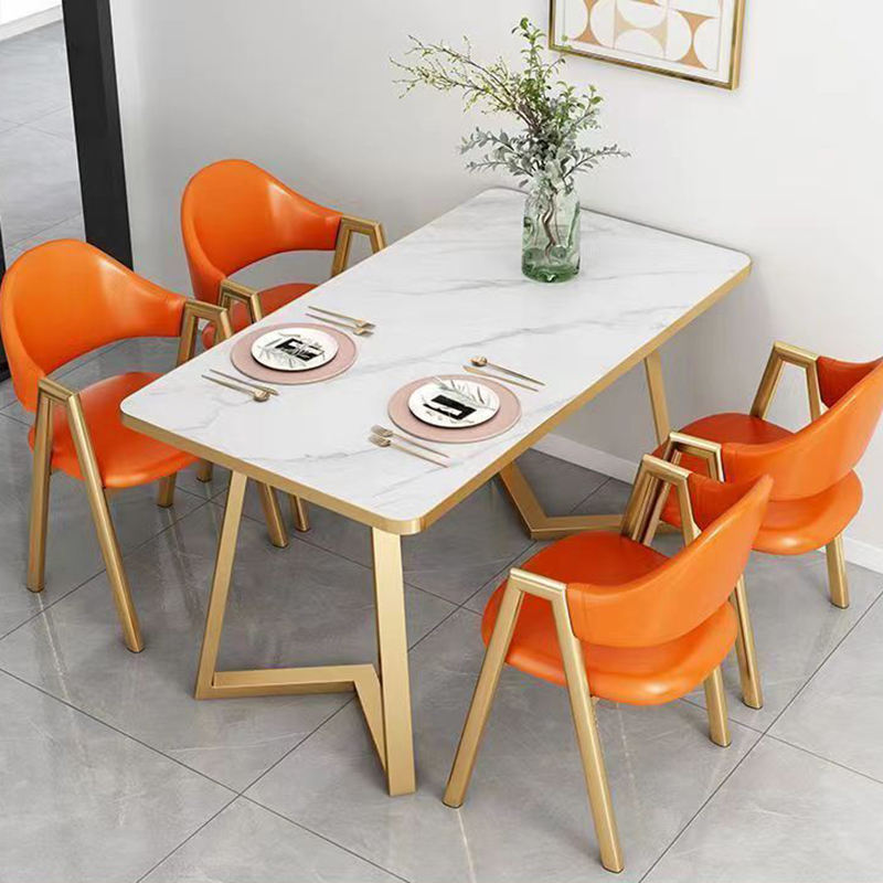 Table avec 4 chaises en cuir orange
