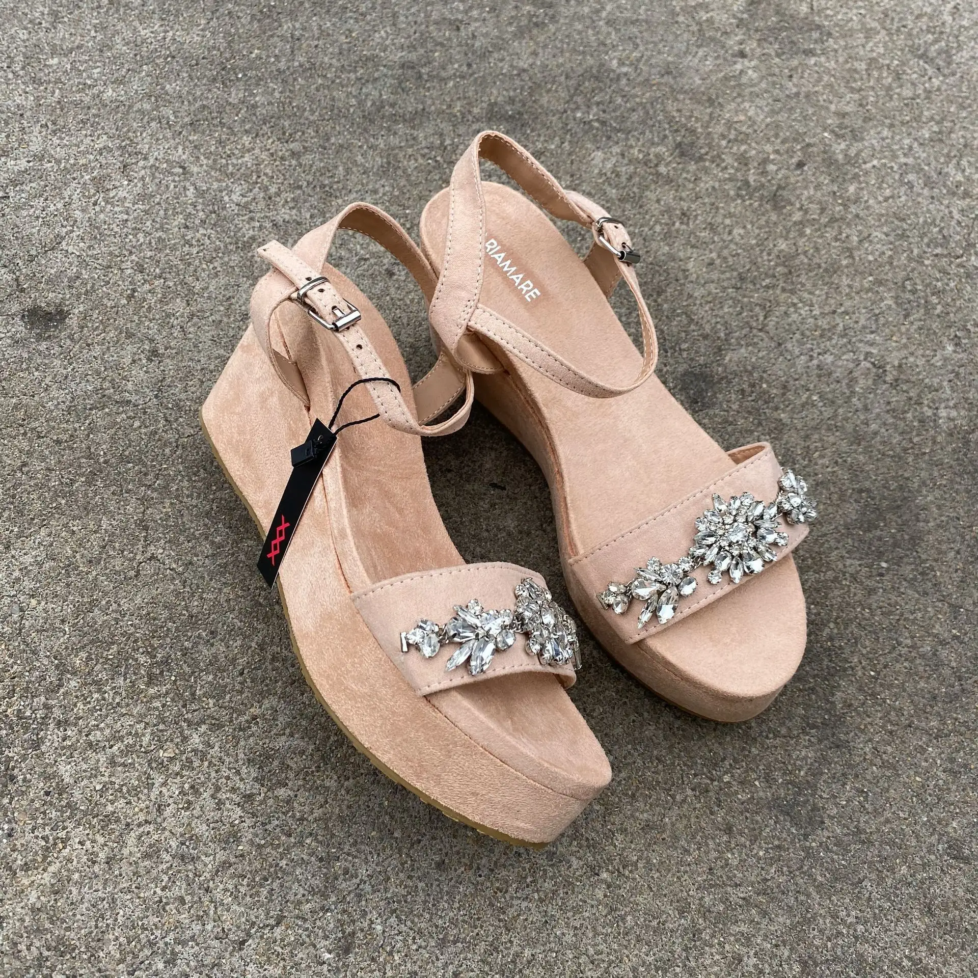 Commercio all'ingrosso di fabbrica nuovo stile 2020 scarpe estive per donna suole spesse sandali antiscivolo sandali con borchie tacco medio