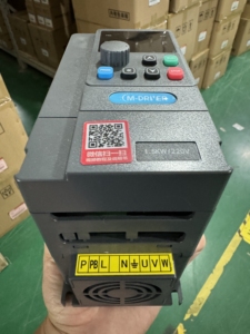Unidad VFD trifásica única de 220V/230V 1HP-5HP Control vectorial de frecuencia variable para aplicaciones de compresor y motor - Product Image 3