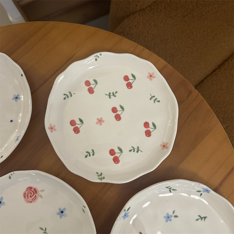 Plato de 8 pulgadas con pellizco de mano, cereza roja
