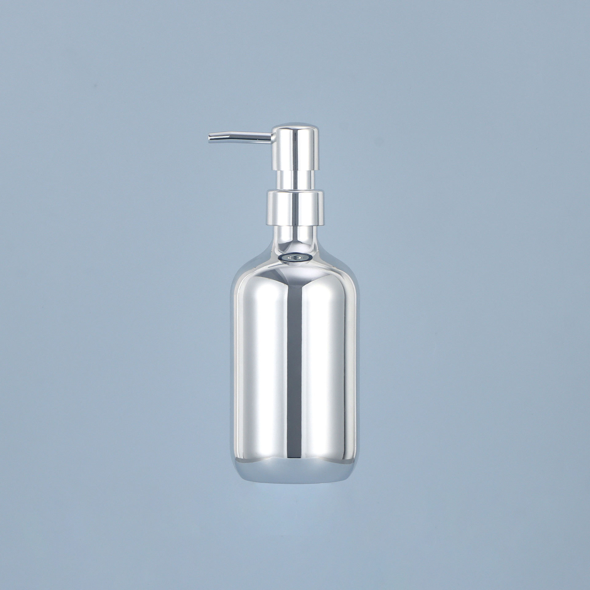 Bouteille argentée avec pompe UV argentée.