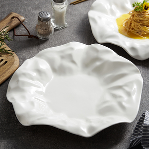 Piatto da portata per torta in porcellana personalizzato in ceramica Fine di forma irregolare goffrata bianca semplice dal nuovo design unico ed elegante - Product Image 2