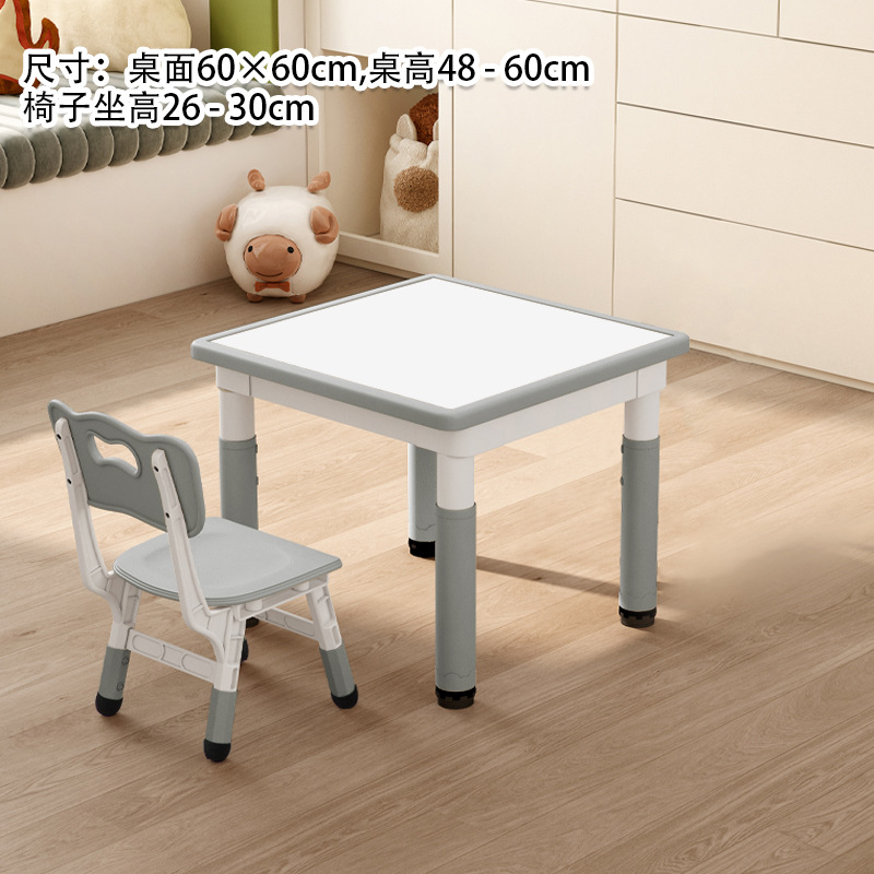 Pizarra blanca, mesa y silla grises.