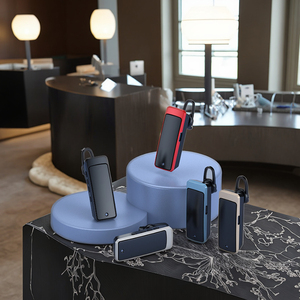 Mini auricular de intercomunicación con sistema inalámbrico de mano con gancho para la oreja larga para seguridad en salones de belleza hoteles rango de frecuencia 2G de 2G - Product Image 1