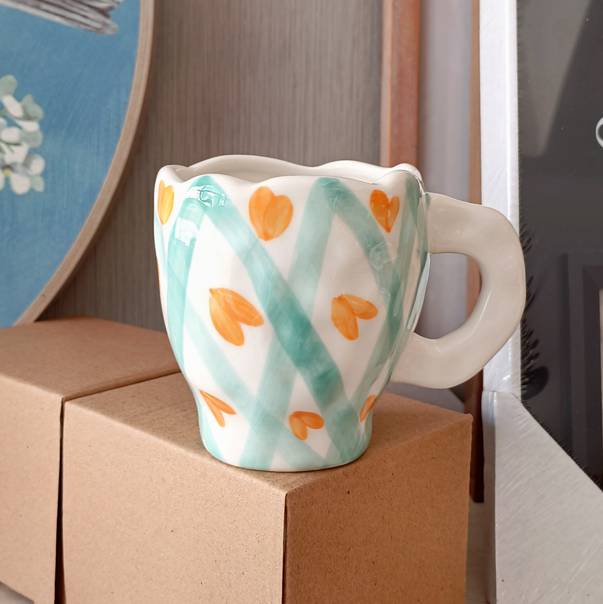 Tasse peinte à la main avec motif cœur rayé