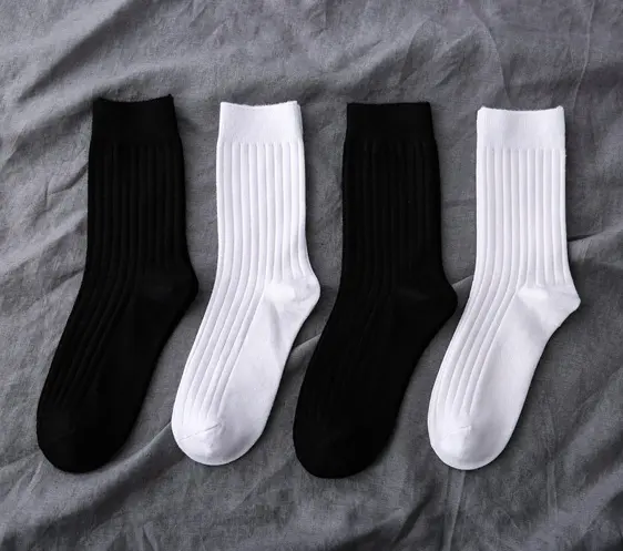 Yeni ürün çorap bambu siyah ve beyaz eğlence bambu çorap oem ter emici nefes düz renk çorap logo ile