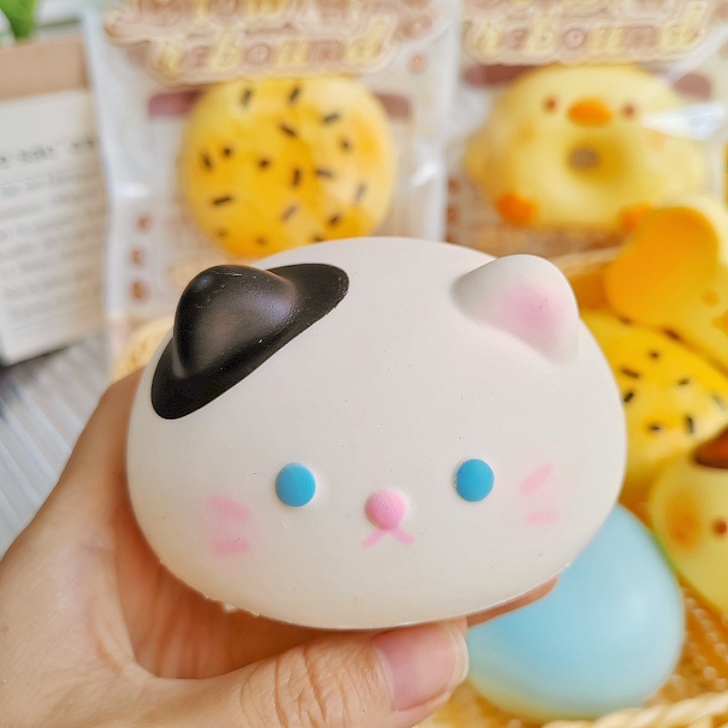 Gatito pastoral blanco