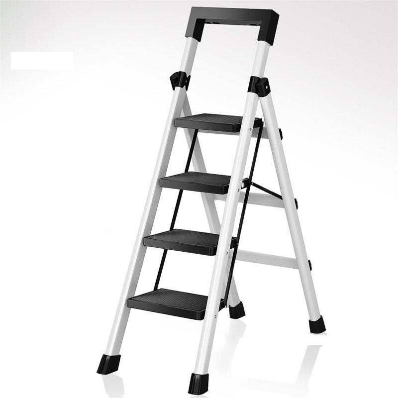 Échelle blanche en trois étapes