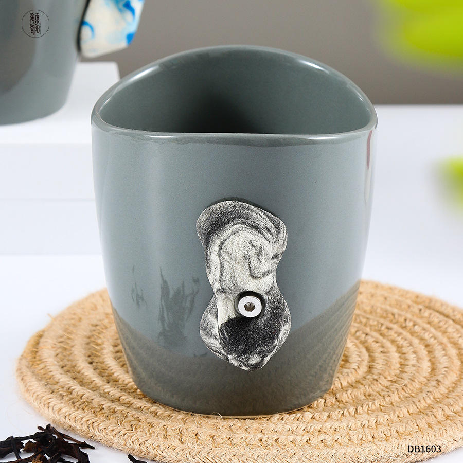 ถ้วยสีเทาพร้อมหูจับสีเทา