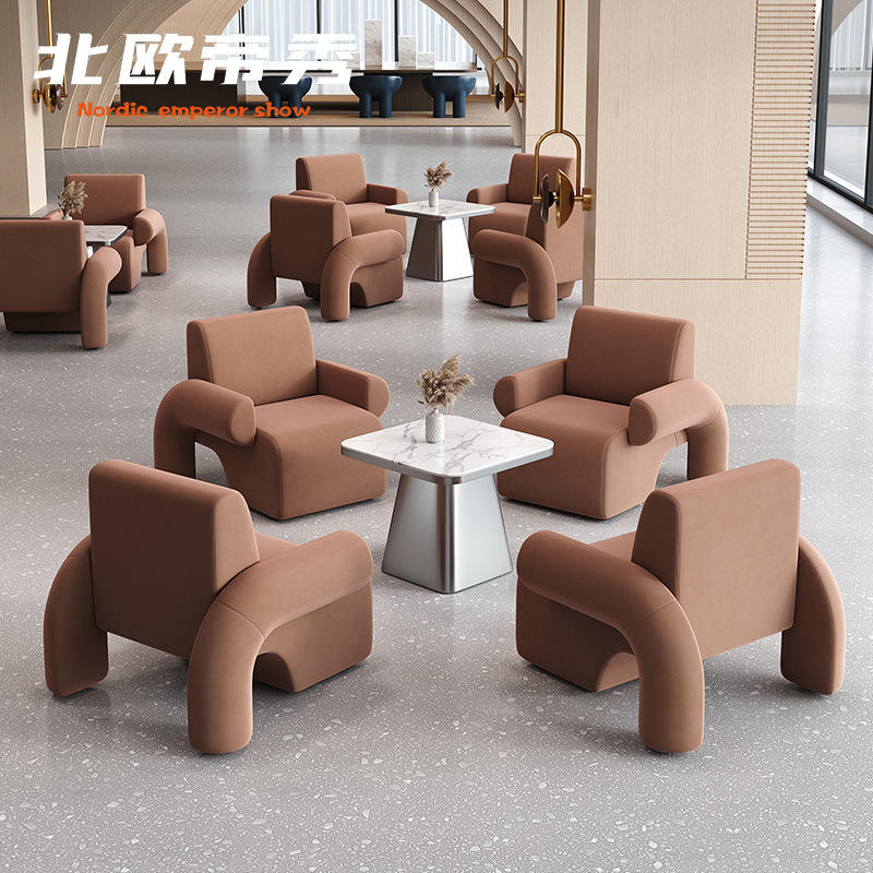 Una mesa y cuatro sillas, marrón.