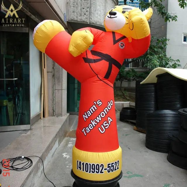 Custom made bambini attraente del fumetto karate pubblicità gonfiabile calci gamba tiger Karate club decorazione esterna