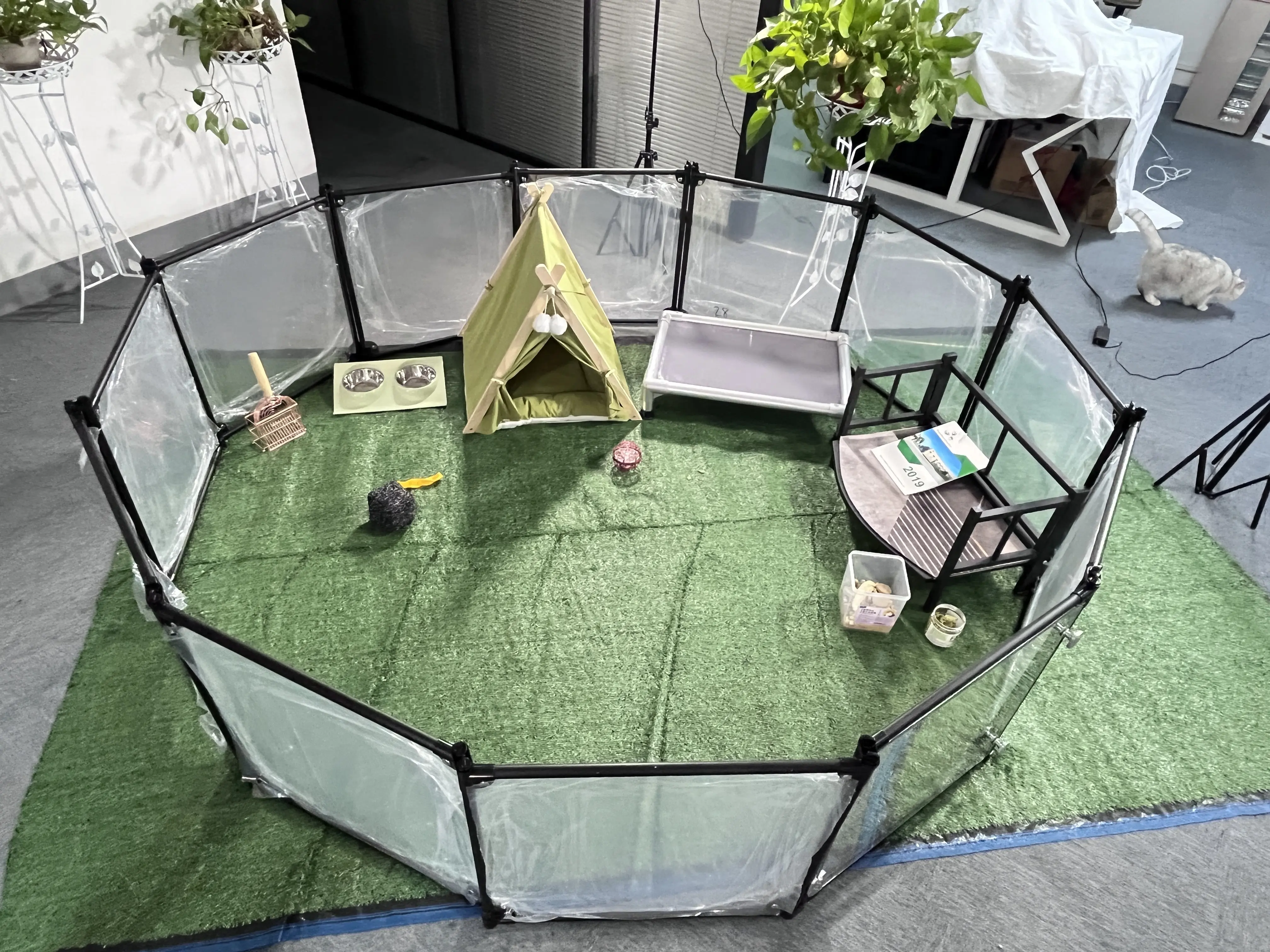 Werkslieferung Luxus-Acrylaluminium abnehmbare Haustier-Spielhalle transparent Katzenklo Haus Hundenzaun Stift