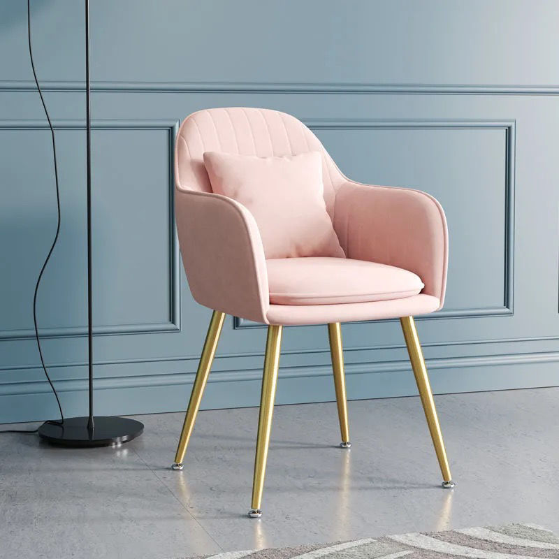 La chaise rose tendance avec pieds dorés est livrée avec un coussin gratuit.