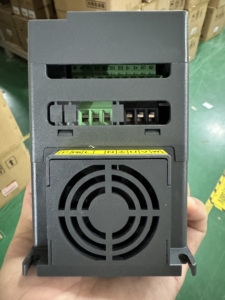 Unidad VFD trifásica única de 220V/230V 1HP-5HP Control vectorial de frecuencia variable para aplicaciones de compresor y motor - Product Image 6