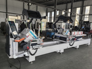 เลื่อยตัดสองหัว CNC จอใหญ่21นิ้วสำหรับทำโปรไฟล์หน้าต่างอลูมิเนียมสำหรับวัสดุพีวีซี upvc ติดตั้งมอเตอร์แกน PLC - Product Image 3