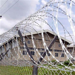 Fabrika fiyat <span class=keywords><strong>500</strong></span> metre galvanizli PVC kaplı 50kg güvenlik Concertina jiletli tel çit satış