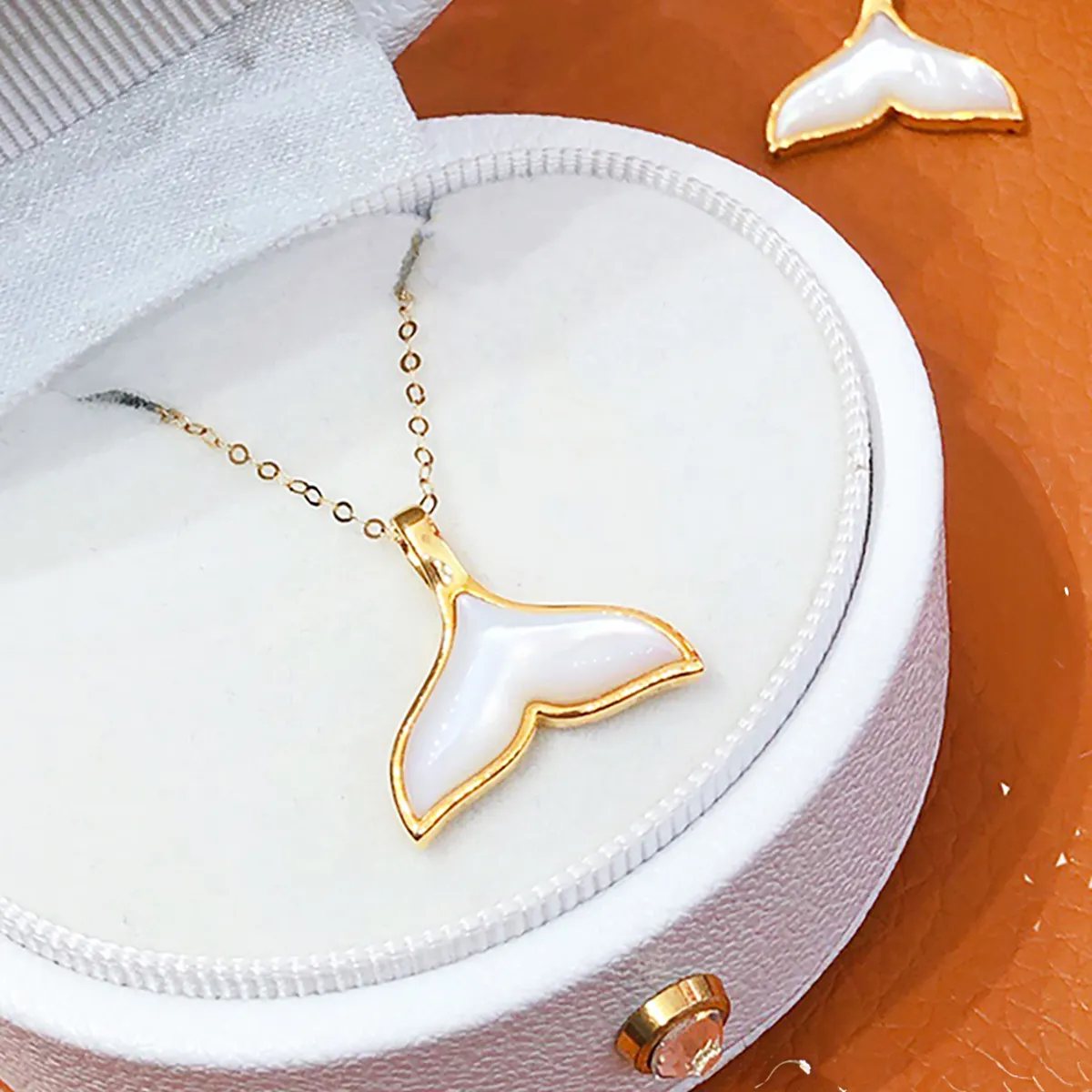 Colar luxuoso com pingente de cauda de sereia 18K ouro 5D branco para mulheres, presente de ano novo e dia dos namorados, joia fina de ano novo