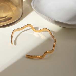 Fábrica al por mayor Simple Irregular 18K oro Acero inoxidable onda patrón martillo patrón en forma de C pulsera abierta - Product Image 4