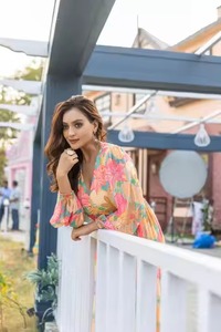 Kadınlar için zarif ağır Rayon tasarımcı Kurtis Set festivaller ve özel günler için karmaşık dört tarafı baskı çalışması - Product Image 4