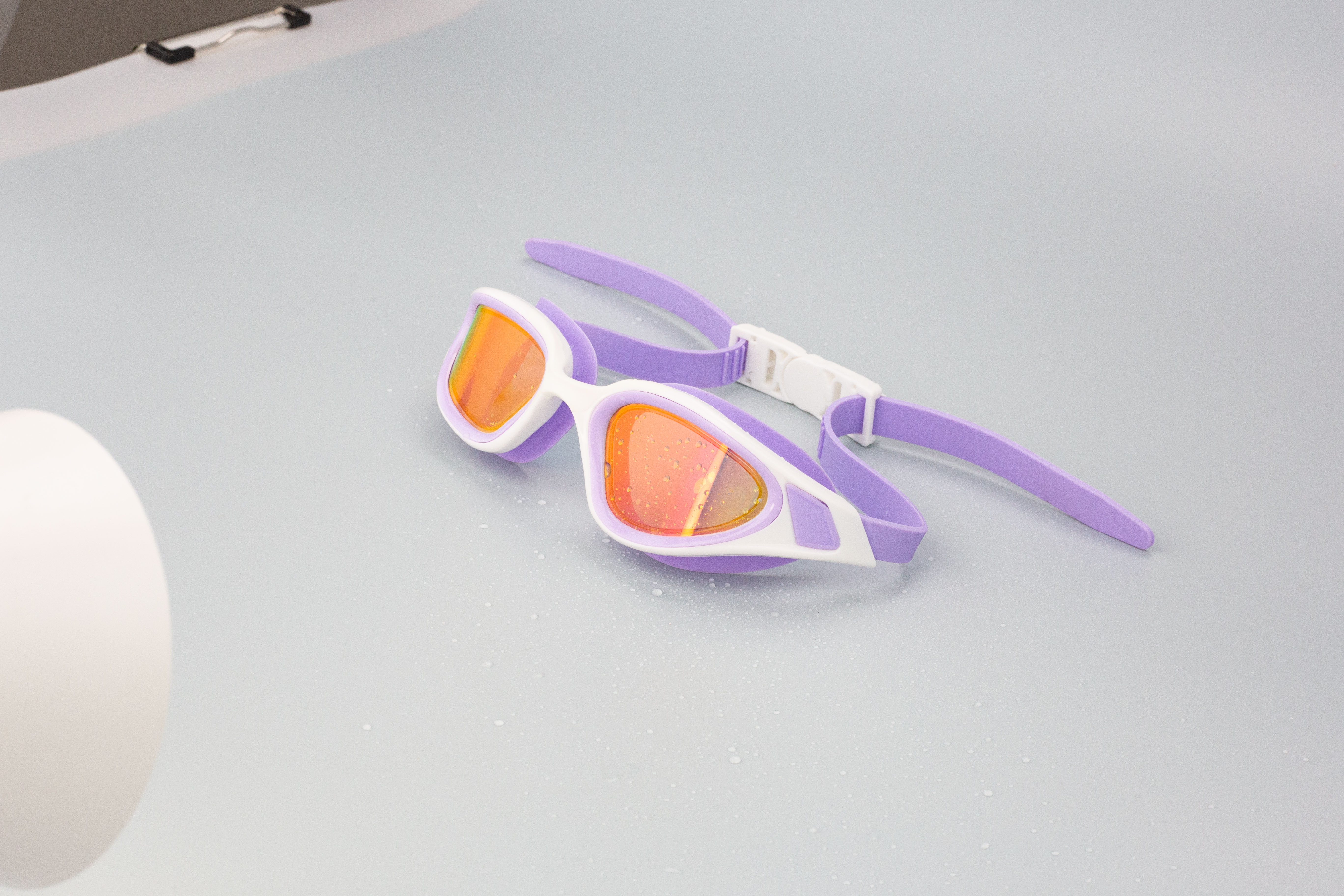 สีส้มและสีม่วง