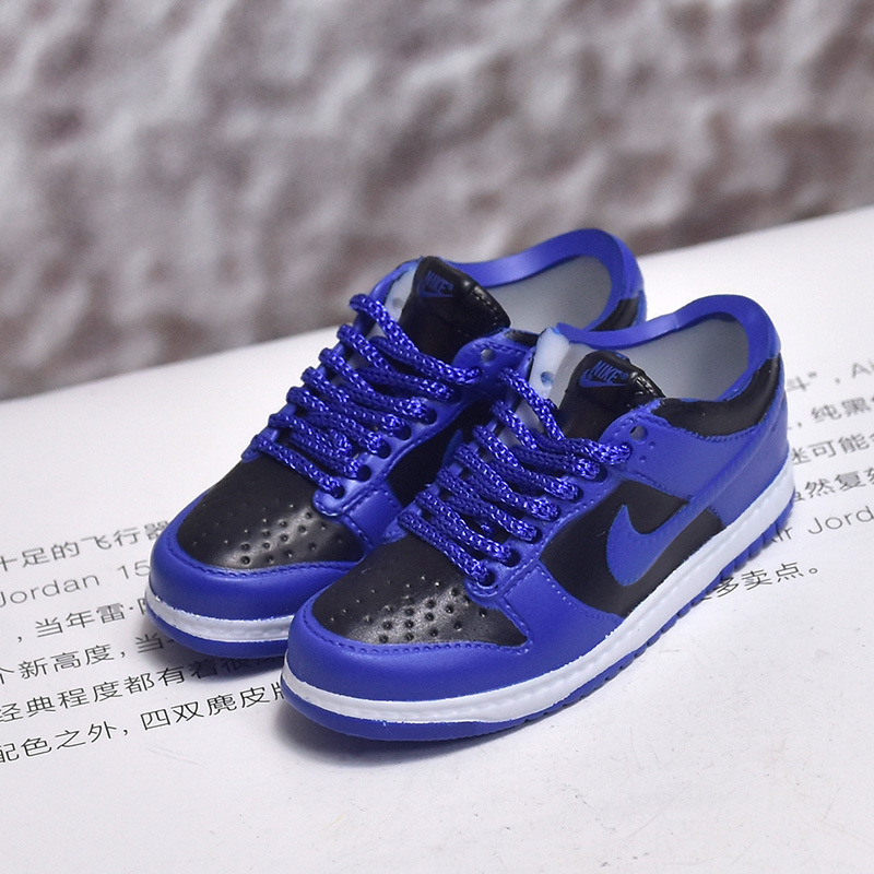 Par de zapatos Dunk azul royal-nude