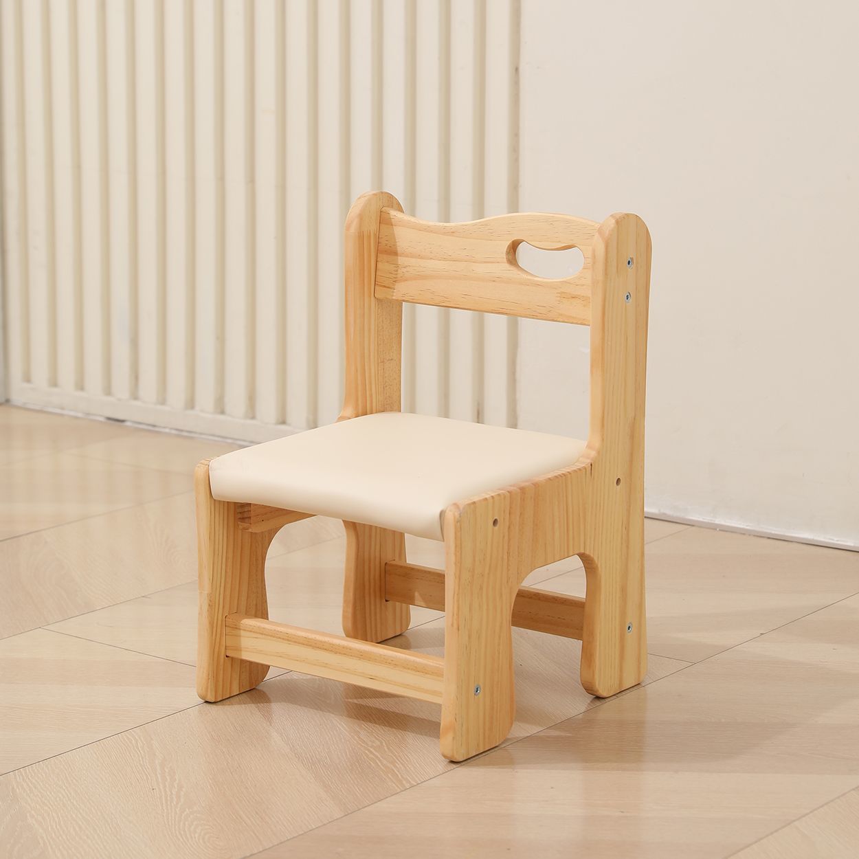 Deux chaises de garde d'enfants, 30*40*42 cm chacune.