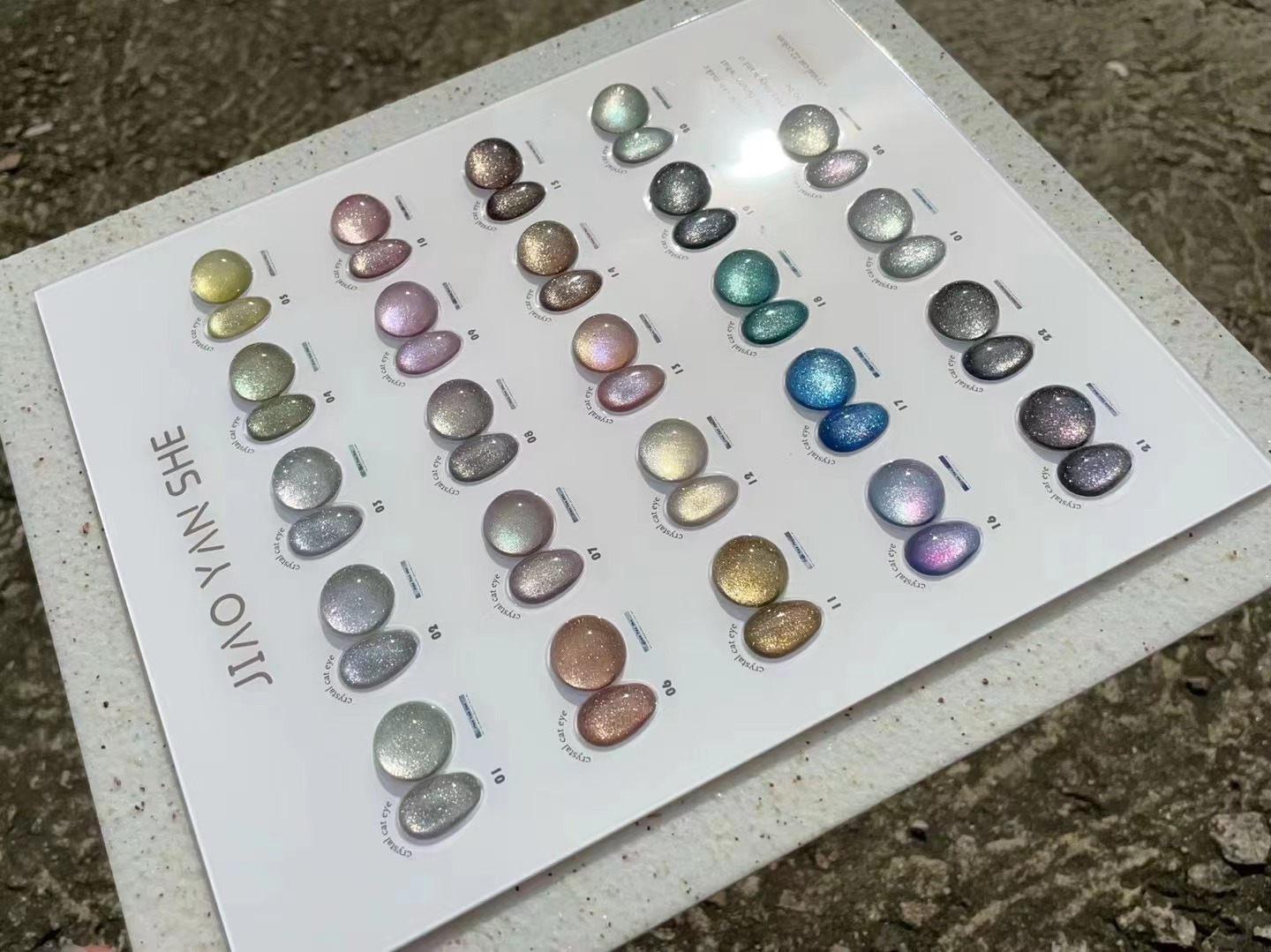 Sociedad de Investigación del Caucho: Muestra de ojo de gato cristalino de 22 colores.