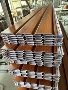 防水<span class=keywords><strong>PVC</strong></span> Soffitsウッドグリッドタイルバスルーム用リビングルームホテル屋根換気簡単天井グリッド設置ベッドルーム用